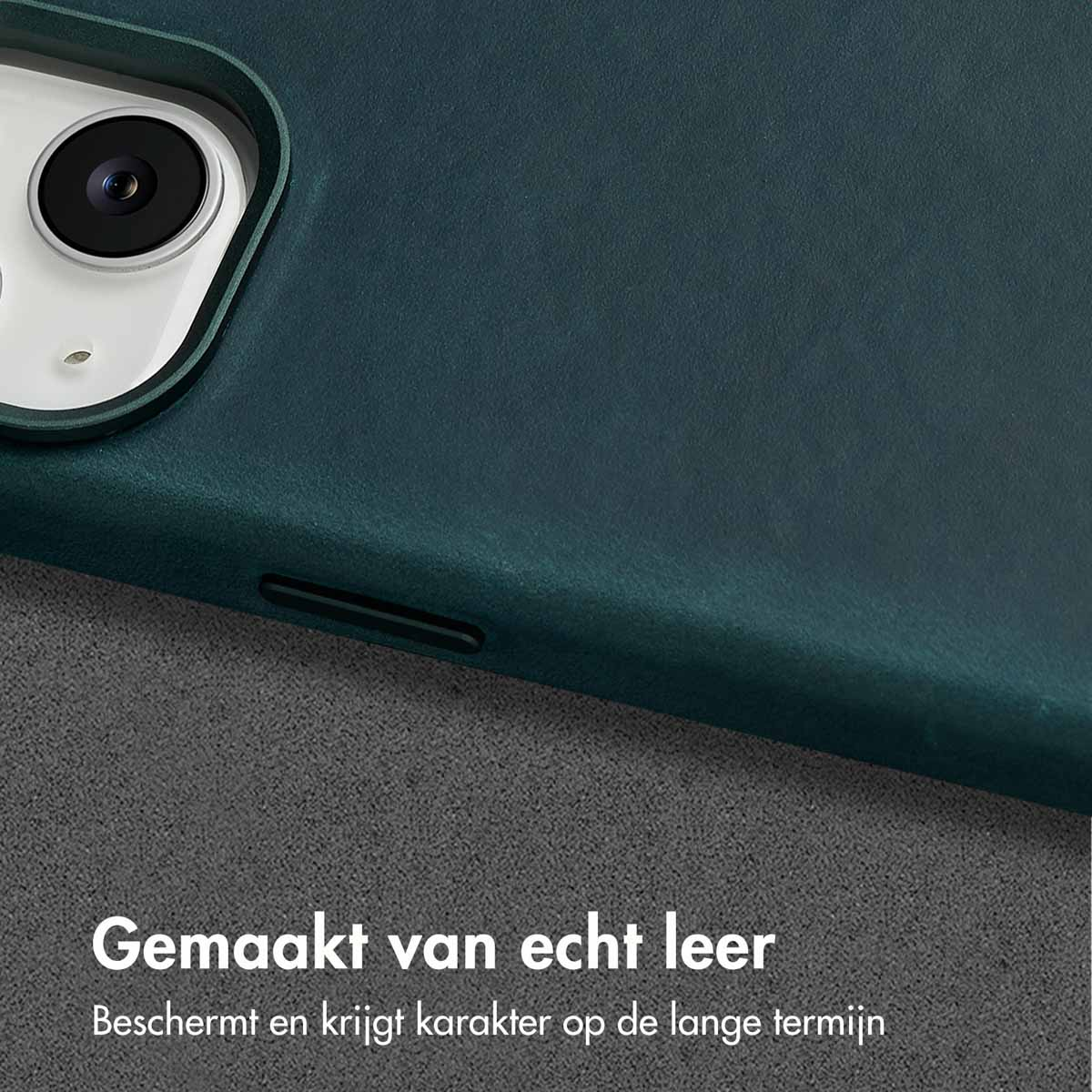 Gros plan d'une coque de téléphone verte. La surface semble être en cuir véritable.