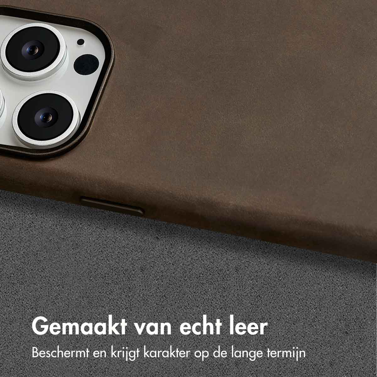 Coque de téléphone en cuir marron, gros plan sur le bord.