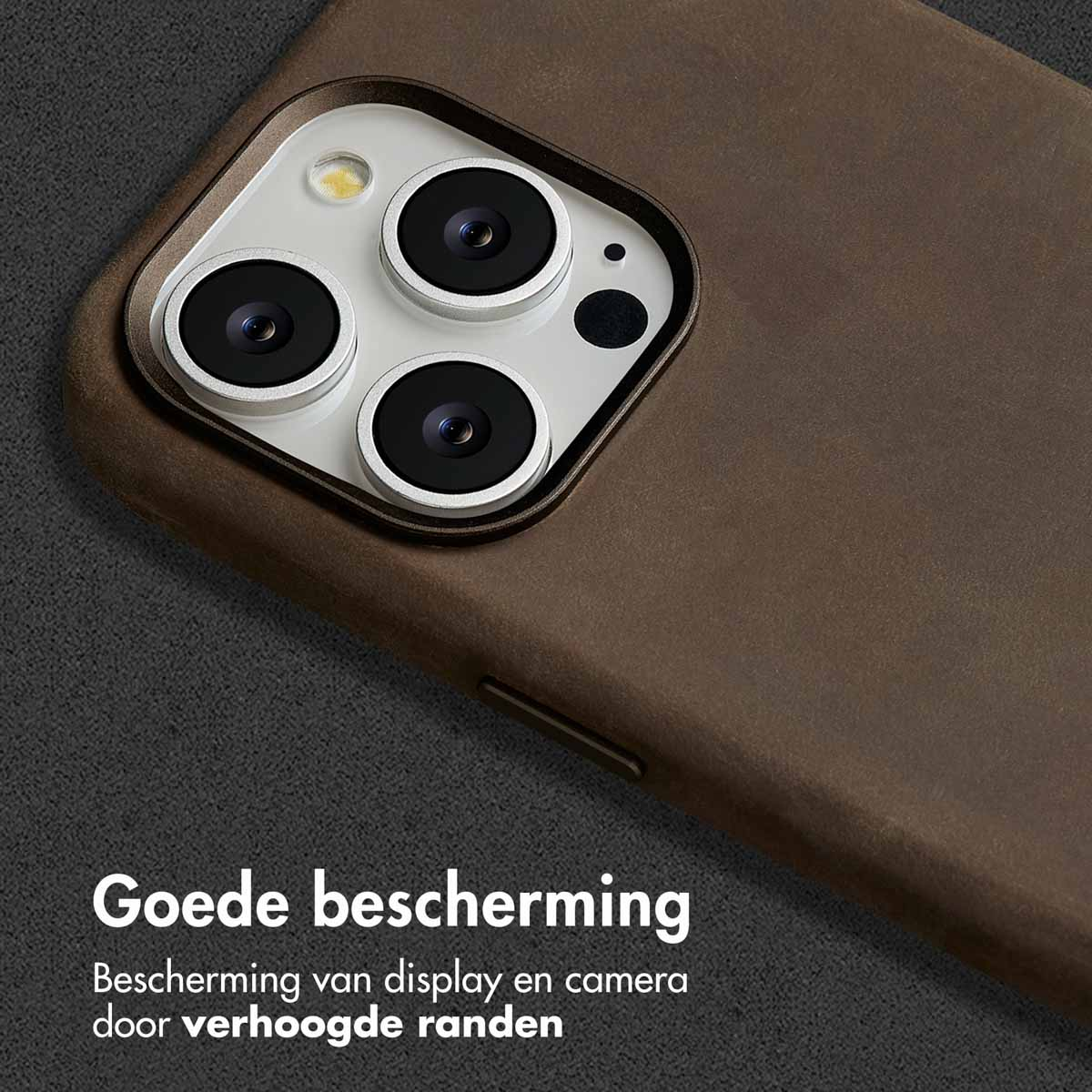 Une coque de téléphone avec une surface marron et une découpe pour la caméra. Texte en néerlandais.