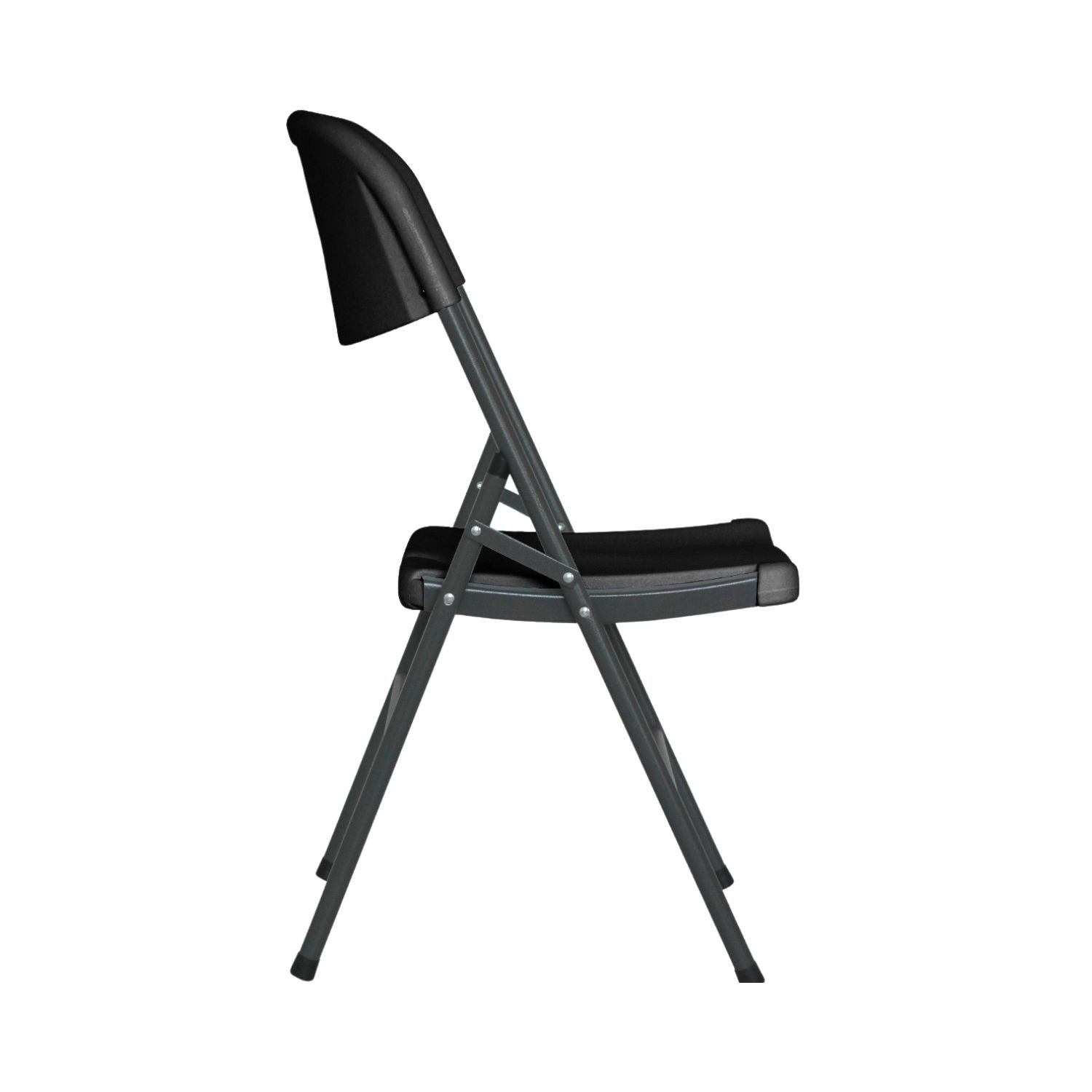 Una silla plegable negra de perfil, sobre fondo blanco.