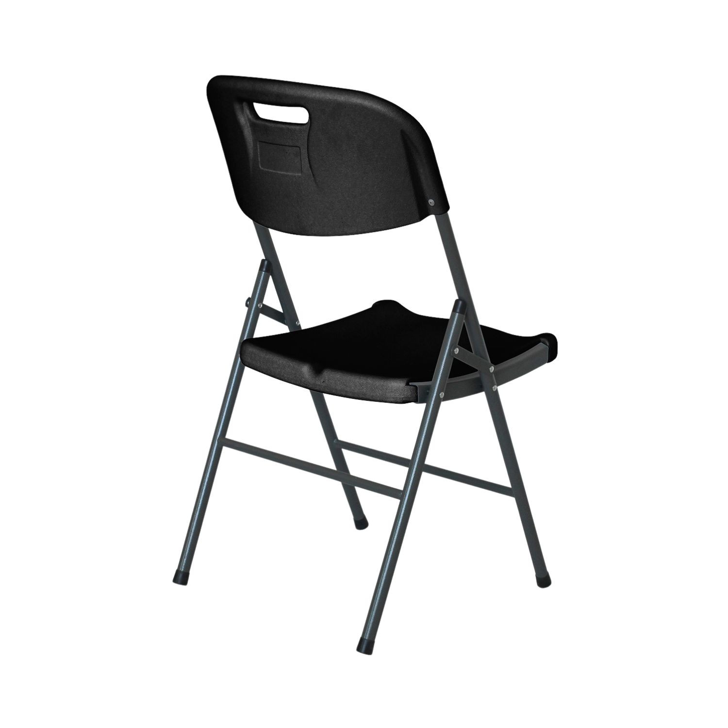 Silla plegable negra, con respaldo y asiento. La silla está sobre un fondo blanco, vista desde atrás.