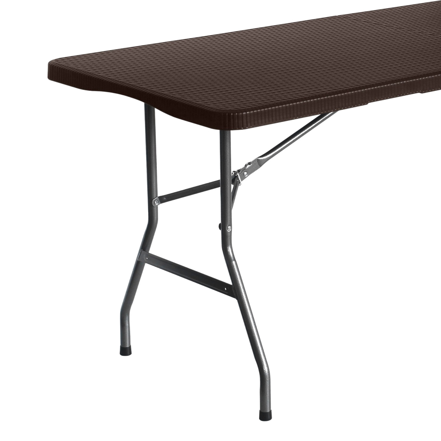 Una mesa plegable marrón con patas de acero sobre un fondo blanco, en un estudio.