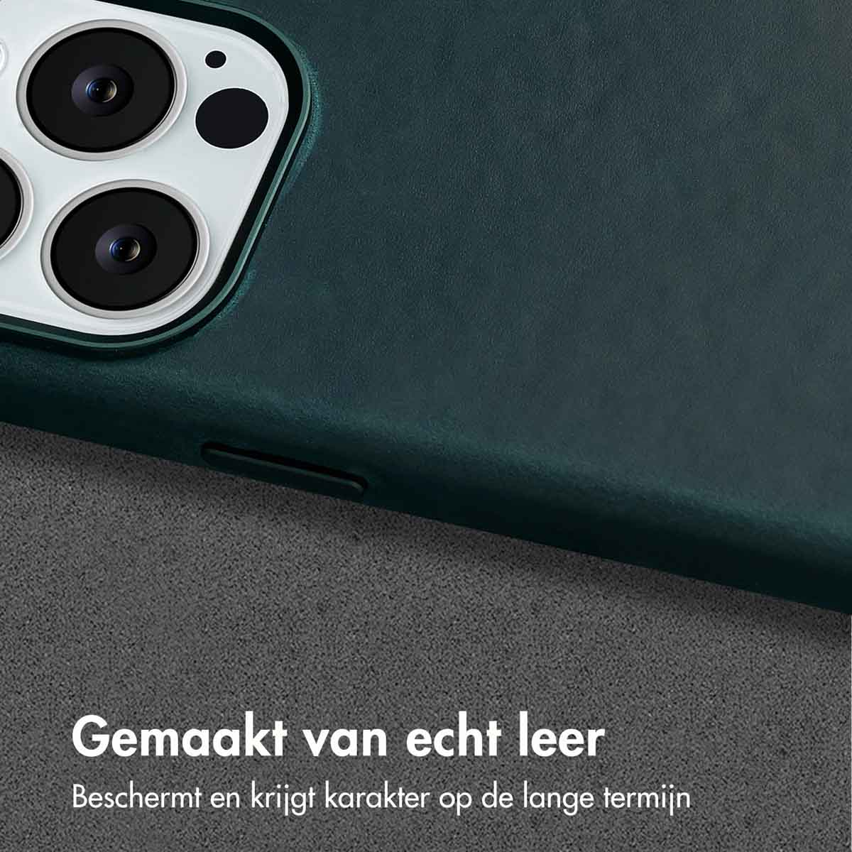 Close-up van een donkergroene telefoonhoes, tekst: 'Gemaakt van echt leer'.