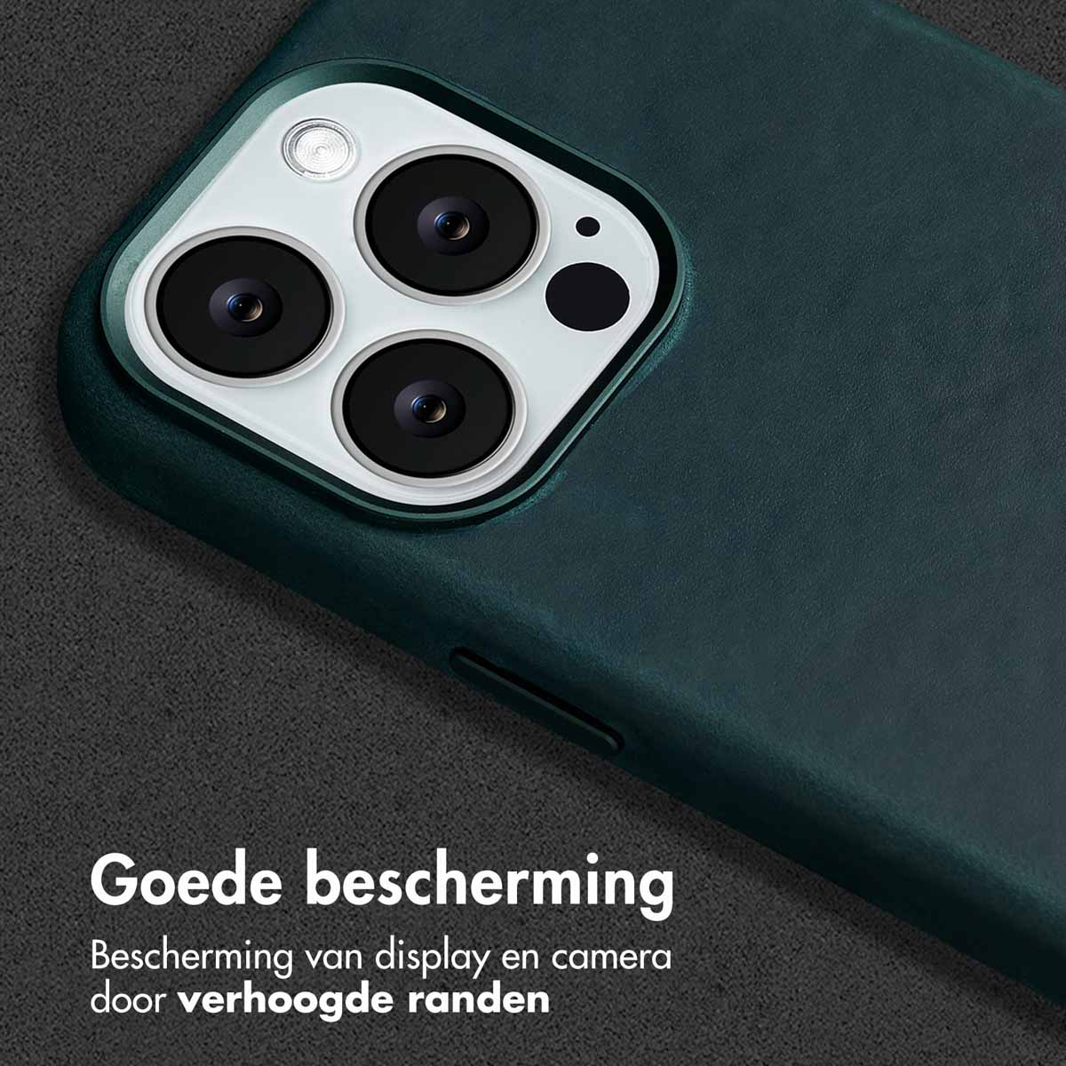 Groene telefoonhoes met camera-uitsparing. Achtergrond is grijs.