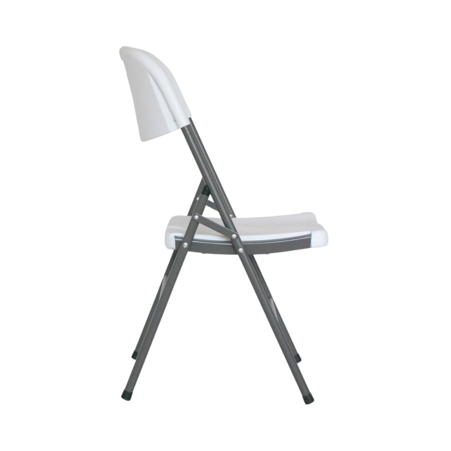 Una silla plegable blanca de perfil, con patas de metal gris, sobre un fondo blanco.