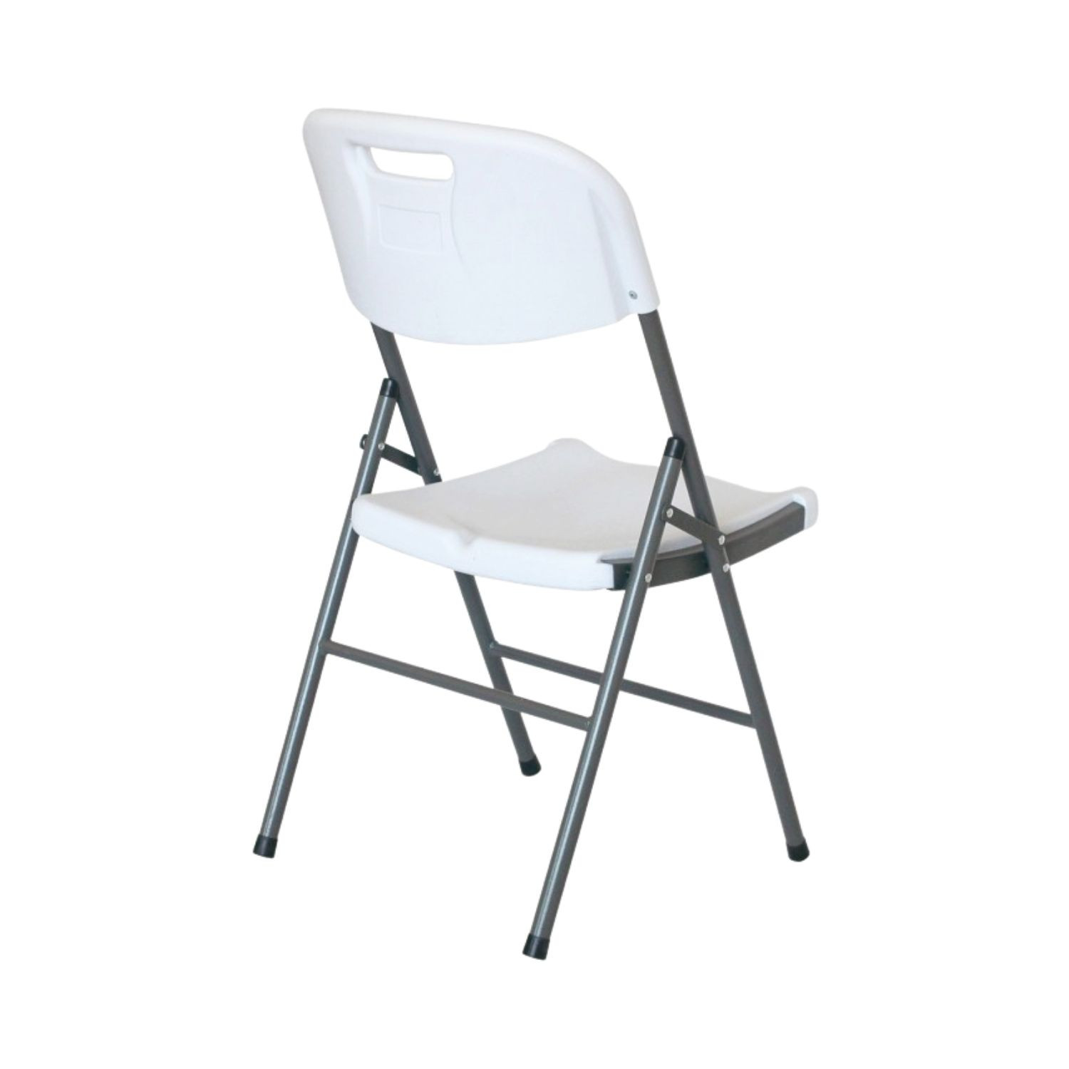 Una silla plegable blanca desde la parte trasera. Está sobre un fondo blanco.