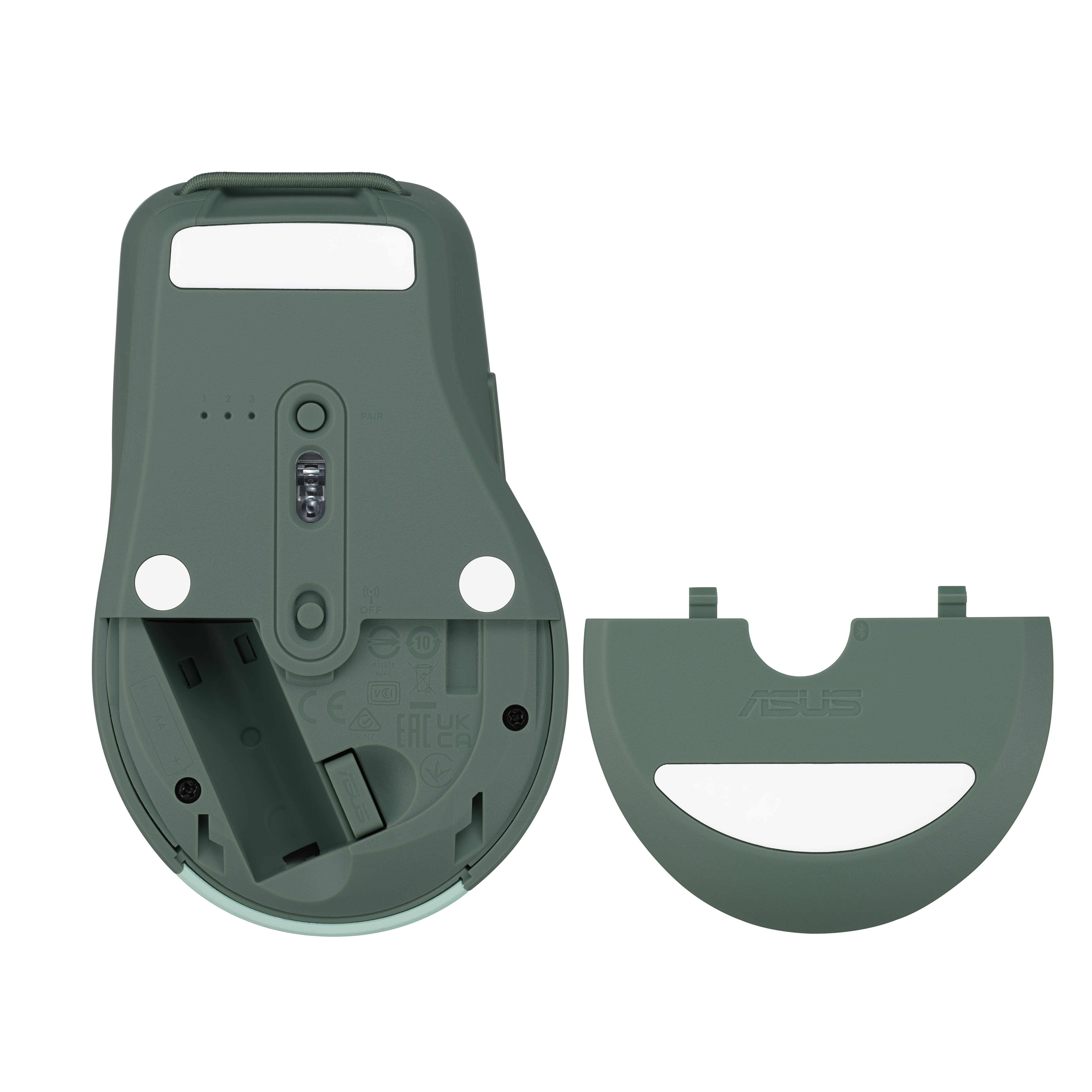 Vista inferiore di un mouse verde con vano batteria aperto. Il logo ASUS è visibile.