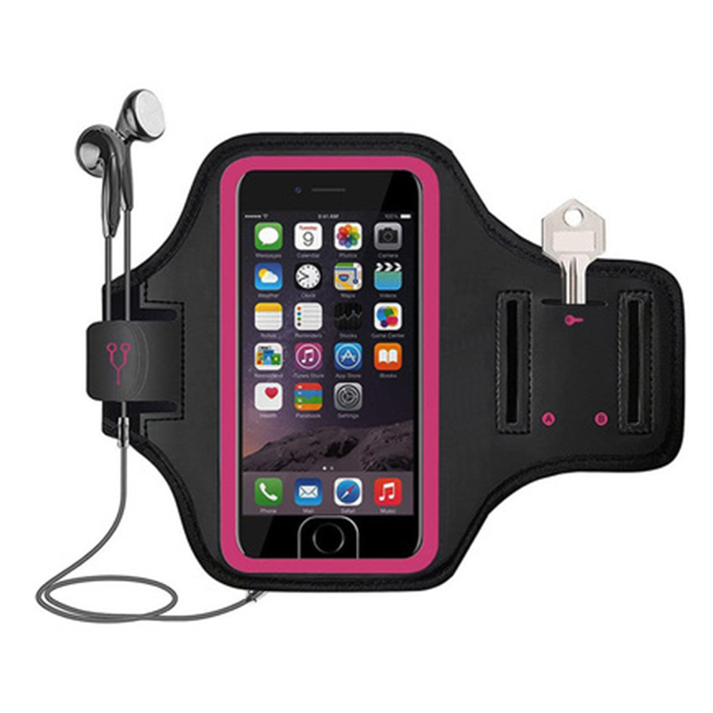 Ein schwarzes Armband mit einem pinkfarbenen Telefon und einem Schlüssel. Kopfhörer sind befestigt.