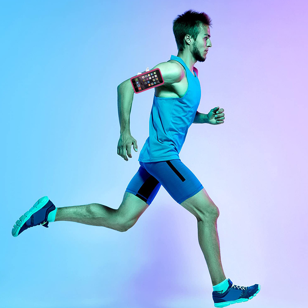 Ein Mann, der mit einem Telefon in einer Armbinde rennt, blauer und violetter Hintergrund, sportlicher Look.