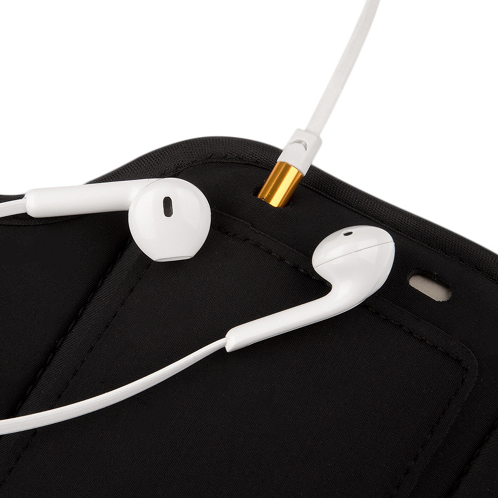 Weiße Ohrhörer mit weißem Kabel, verbunden mit einem schwarzen Armband. Das Armband ist auf weißem Hintergrund.