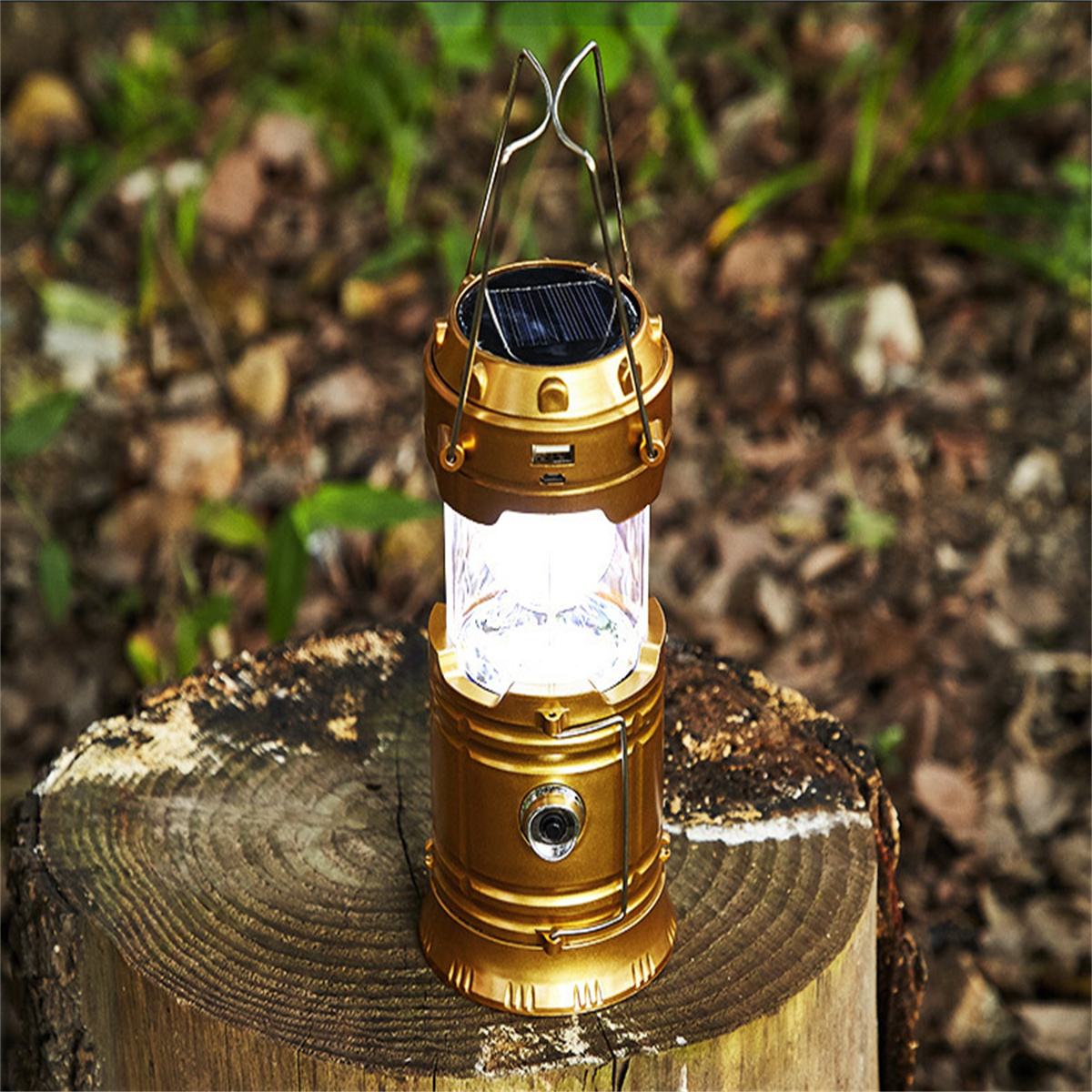 Eine goldene Campinglaterne auf einem Baumstumpf. Es hat ein Solarpanel und leuchtet hellweiß.