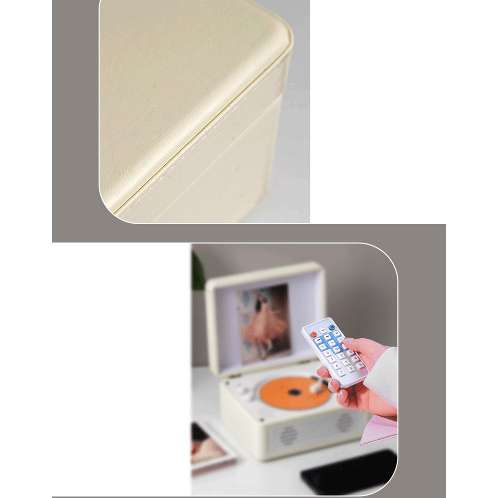 Nahaufnahme einer cremefarbenen Box und eines Musikplayers im Vintage-Stil mit Fernbedienung.