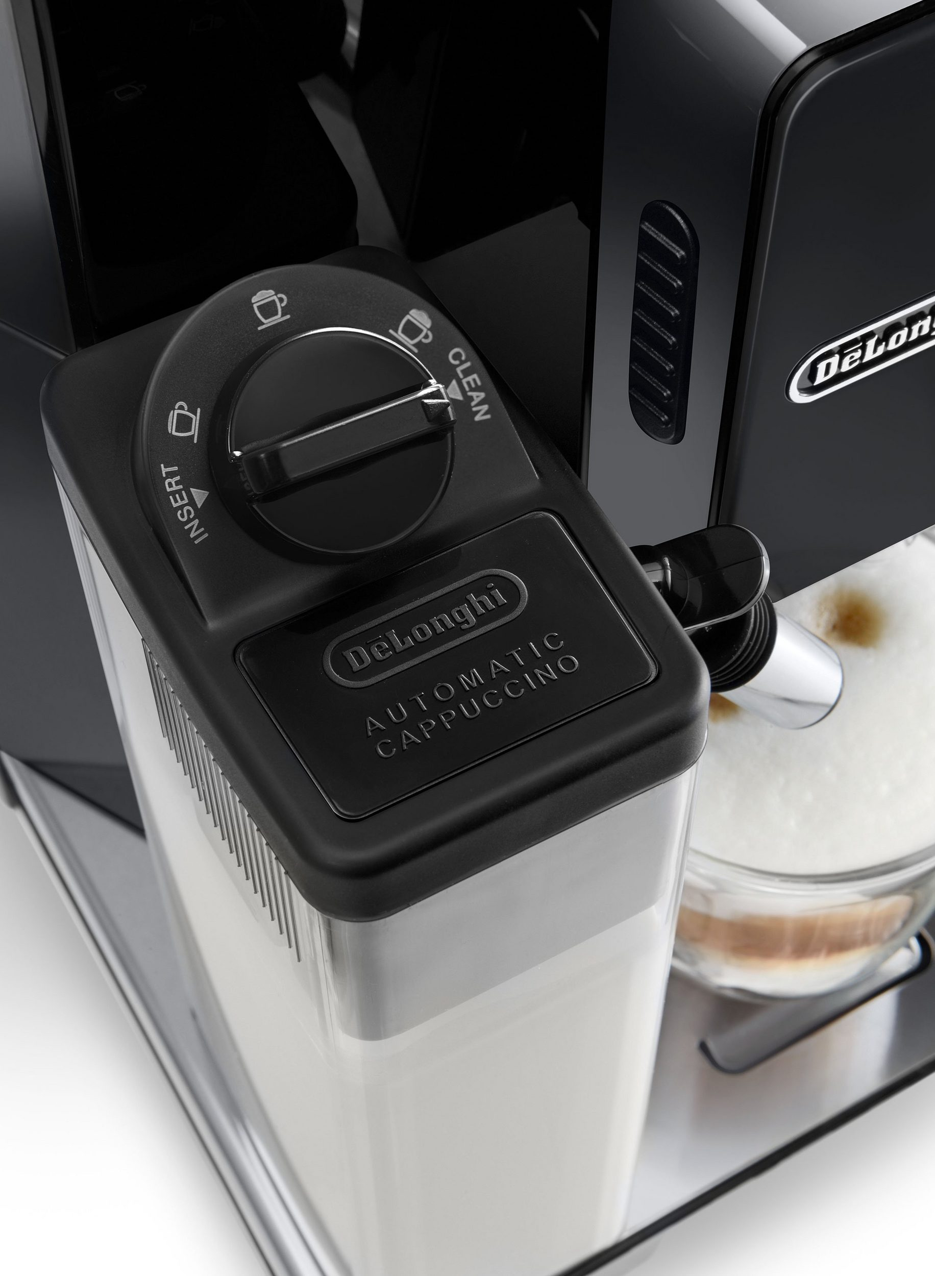 Nahaufnahme einer DeLonghi-Kaffeevollautomaten mit Milchbehälter.
