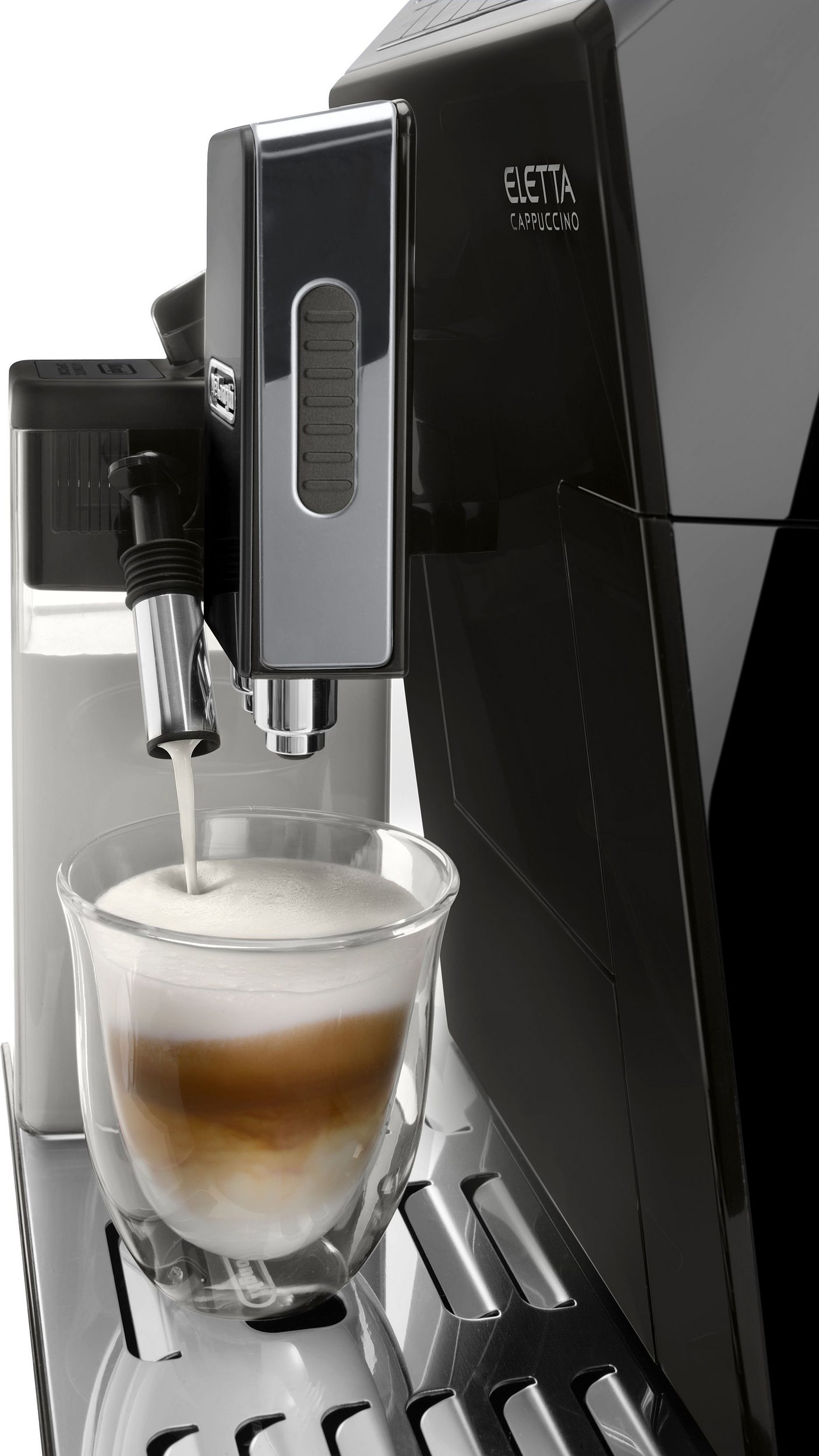 Espressomaschine, die Milchschaum in ein Glas abgibt.