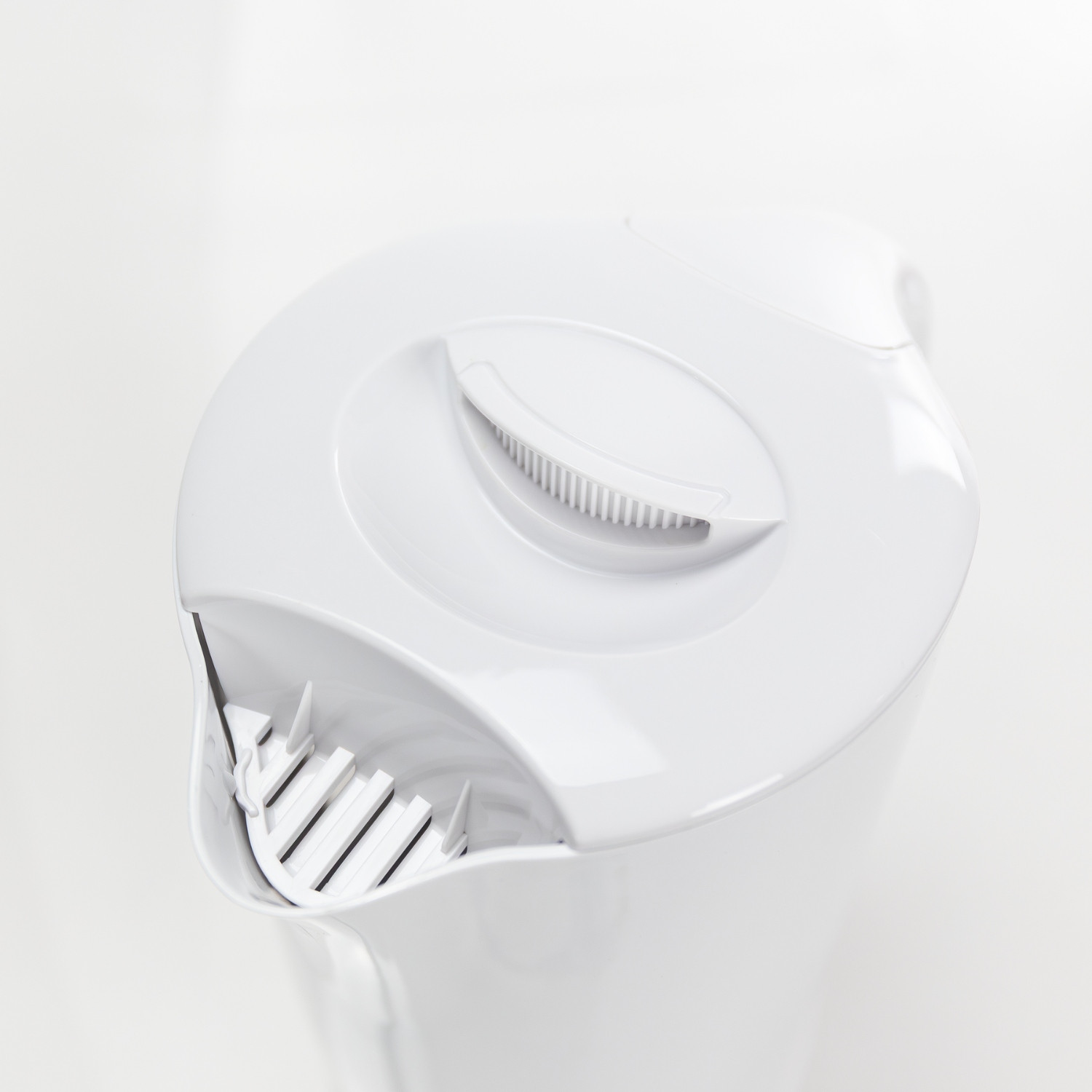 Primer plano de la tapa de un filtro de agua blanco. La tapa es blanca y tiene un pequeño asa.