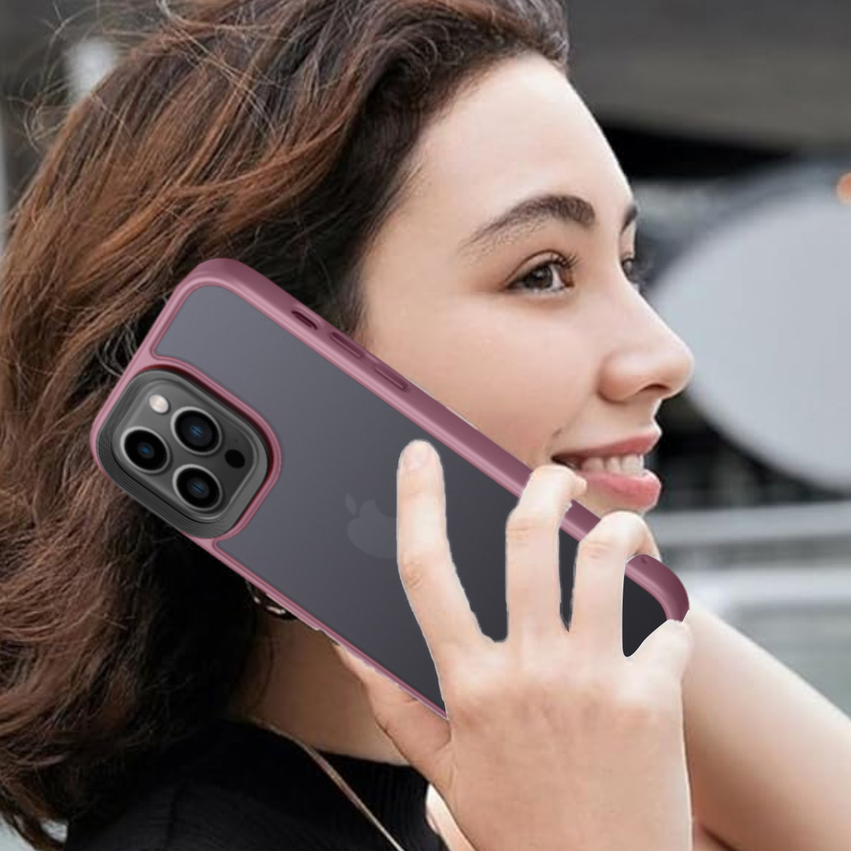 Eine Frau hält ein Telefon in einer Hülle. Die Hülle ist transparent mit lila Rand.