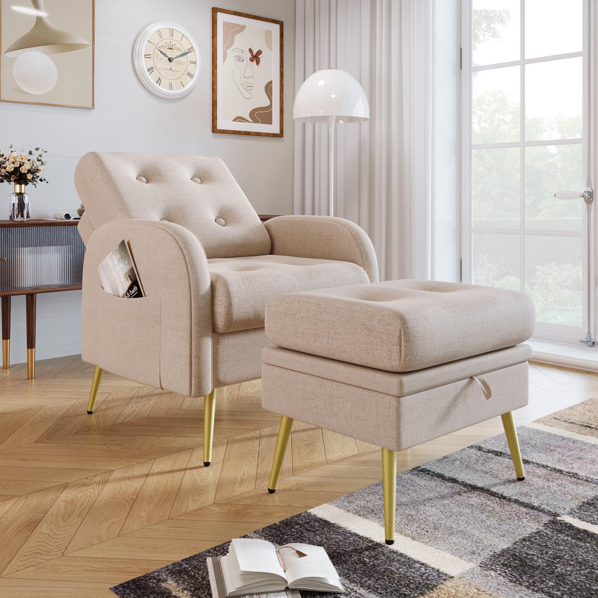 Beiger Sessel und Hocker mit goldenen Beinen in einem hellen, modernen Wohnzimmer.