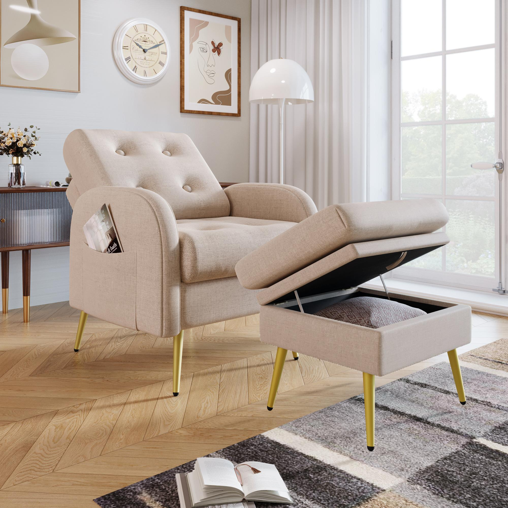 Beiger Sessel mit passendem Hocker. Goldene Beine. Bücher auf dem Boden. Kunstwerk und Uhr im Hintergrund.