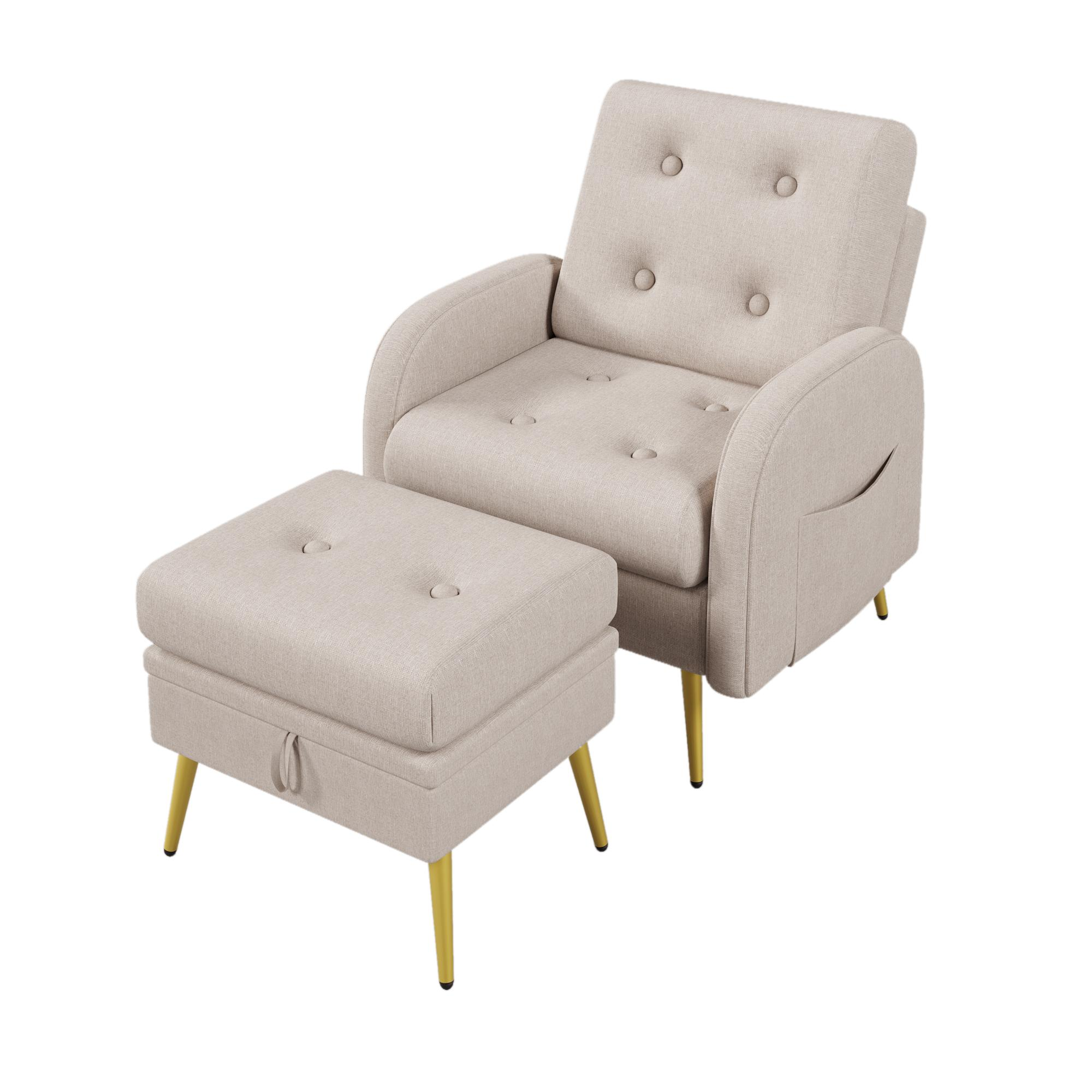 Beigefarbener Sessel mit passendem Hocker. Beide haben goldene Beine.