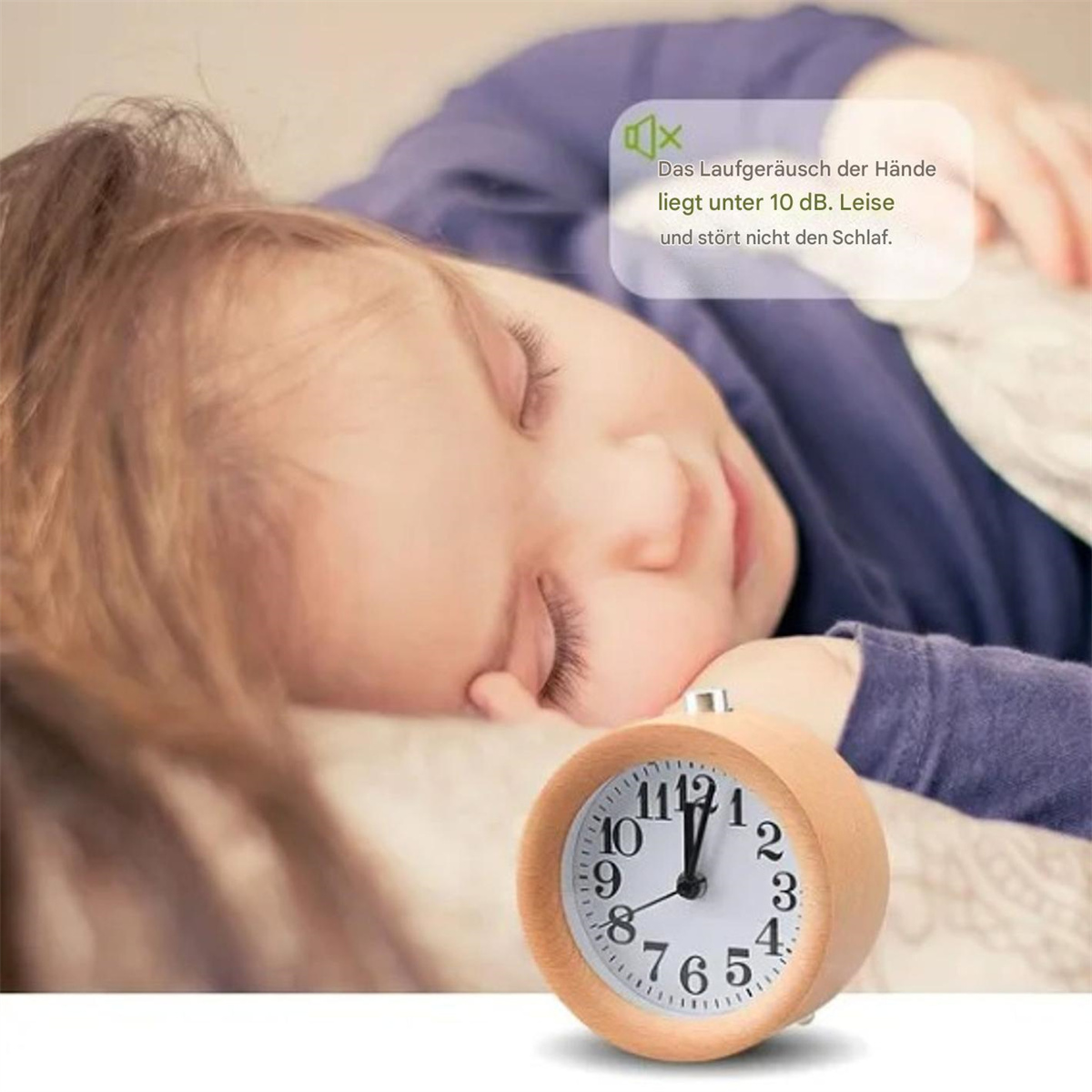 Ein schlafendes Kind neben einem Wecker aus Holz. Die Uhr zeigt 12:00 Uhr. Eine Sprechblase zeigt geringe Geräusche an.