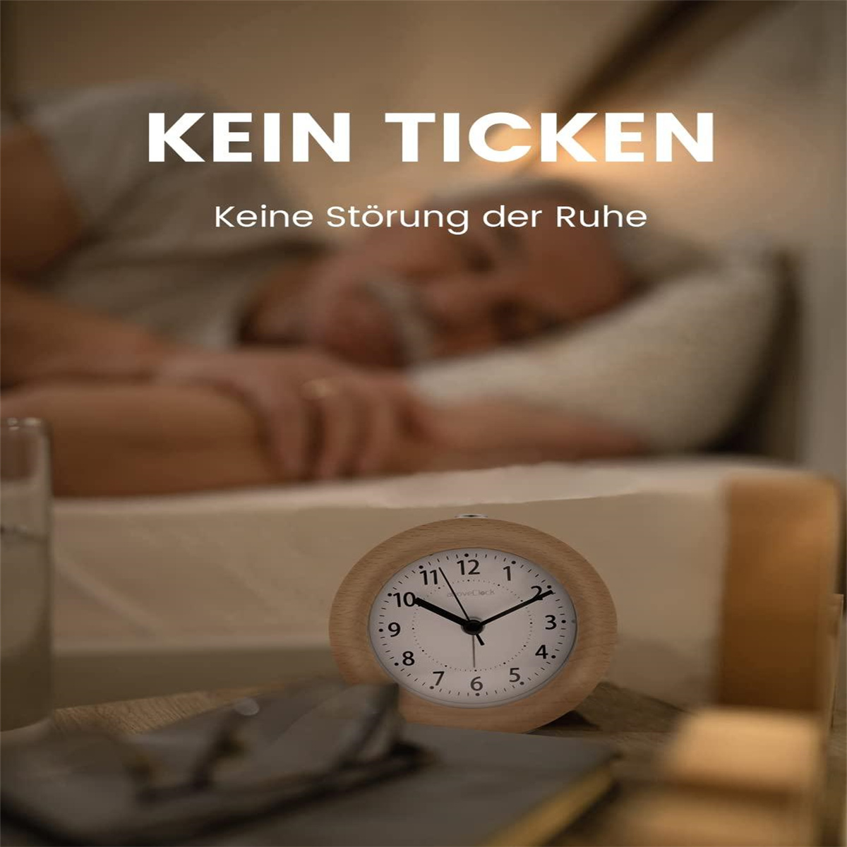 Eine Person schläft neben einem Wecker aus Holz. Der Text sagt 'Kein Ticken', was 'Kein Ticken' bedeutet.