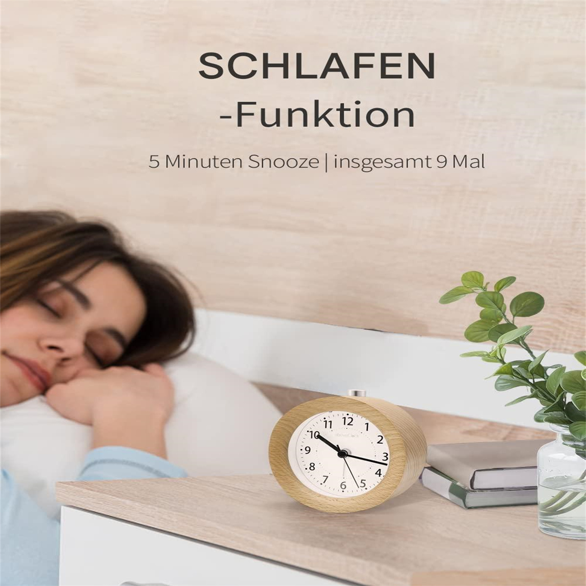 Frau im Bett schlafend, mit hölzernem Wecker und Text 'Schlafen-Funktion'.