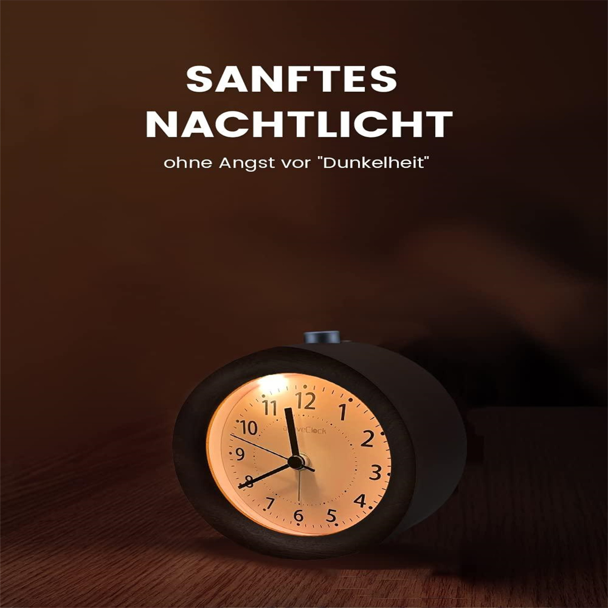 Ein dunkler Wecker aus Holz mit einem leuchtenden Zifferblatt, das die Zeit anzeigt.