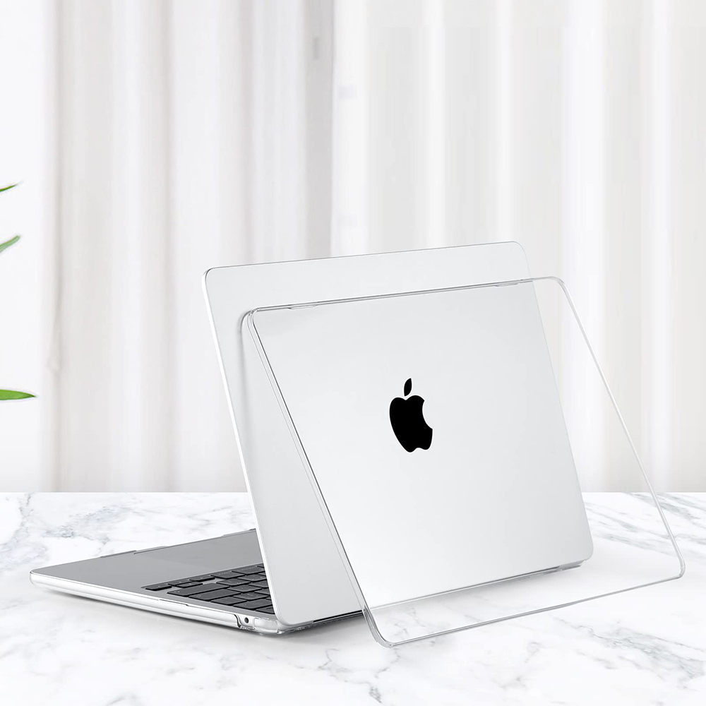 Ein Laptop mit transparenter Hülle auf einer Marmoroberfläche.