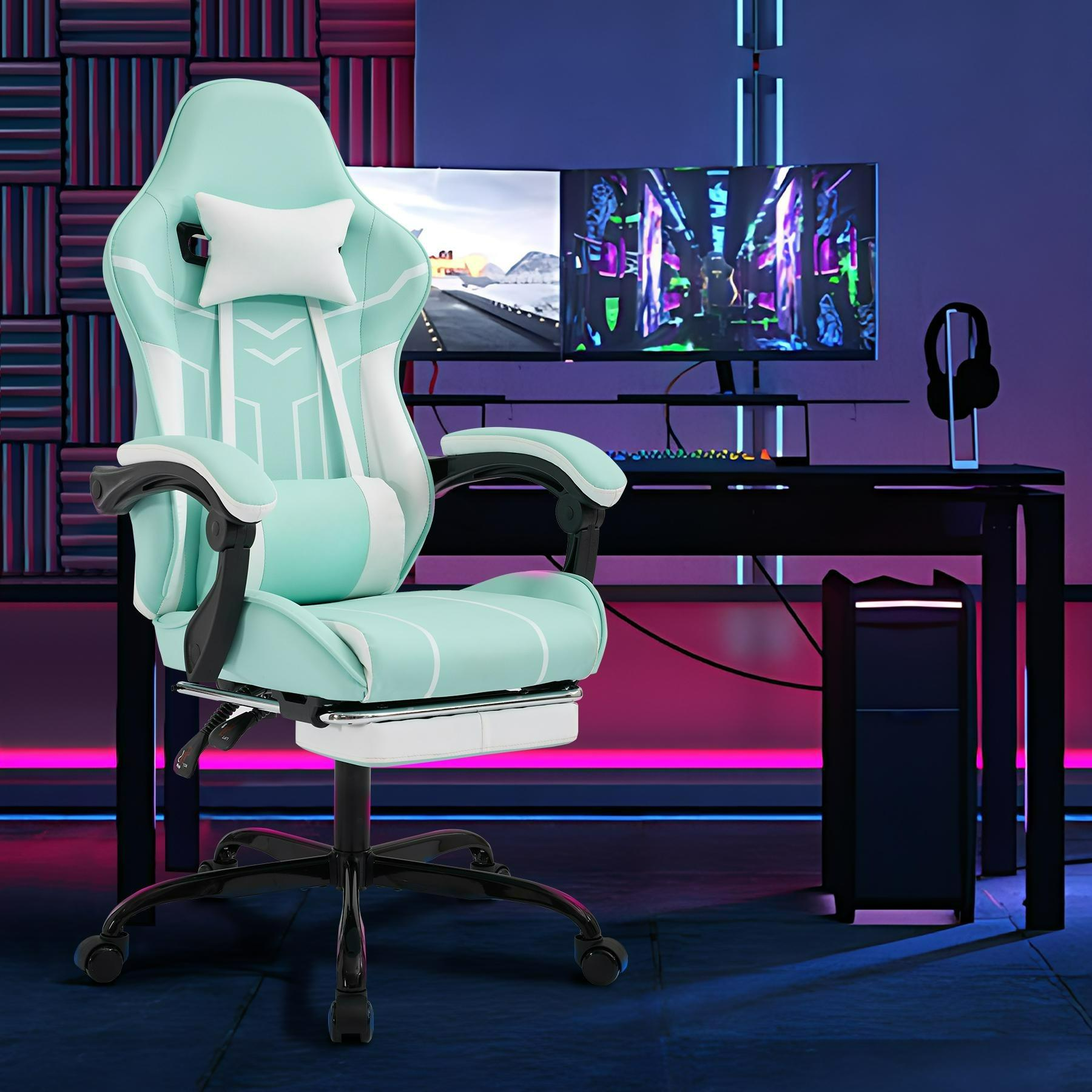 Türkis-weißer Gaming-Stuhl mit Fußstütze. Monitore und ein PC im Hintergrund. Neonlichter beleuchten den Raum.