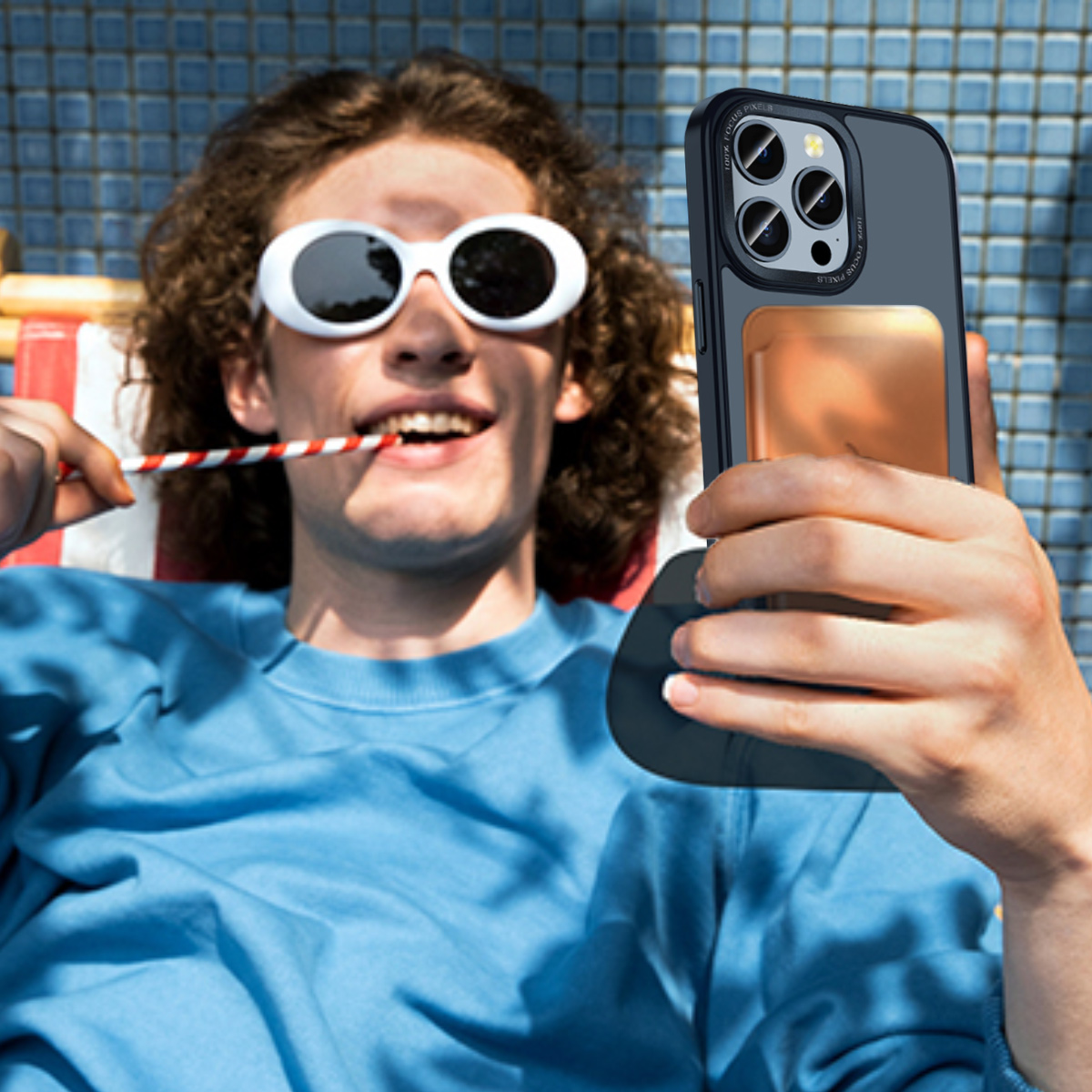 Mann mit Sonnenbrille lächelt, hält Telefon mit Hülle und Kartenhalter.