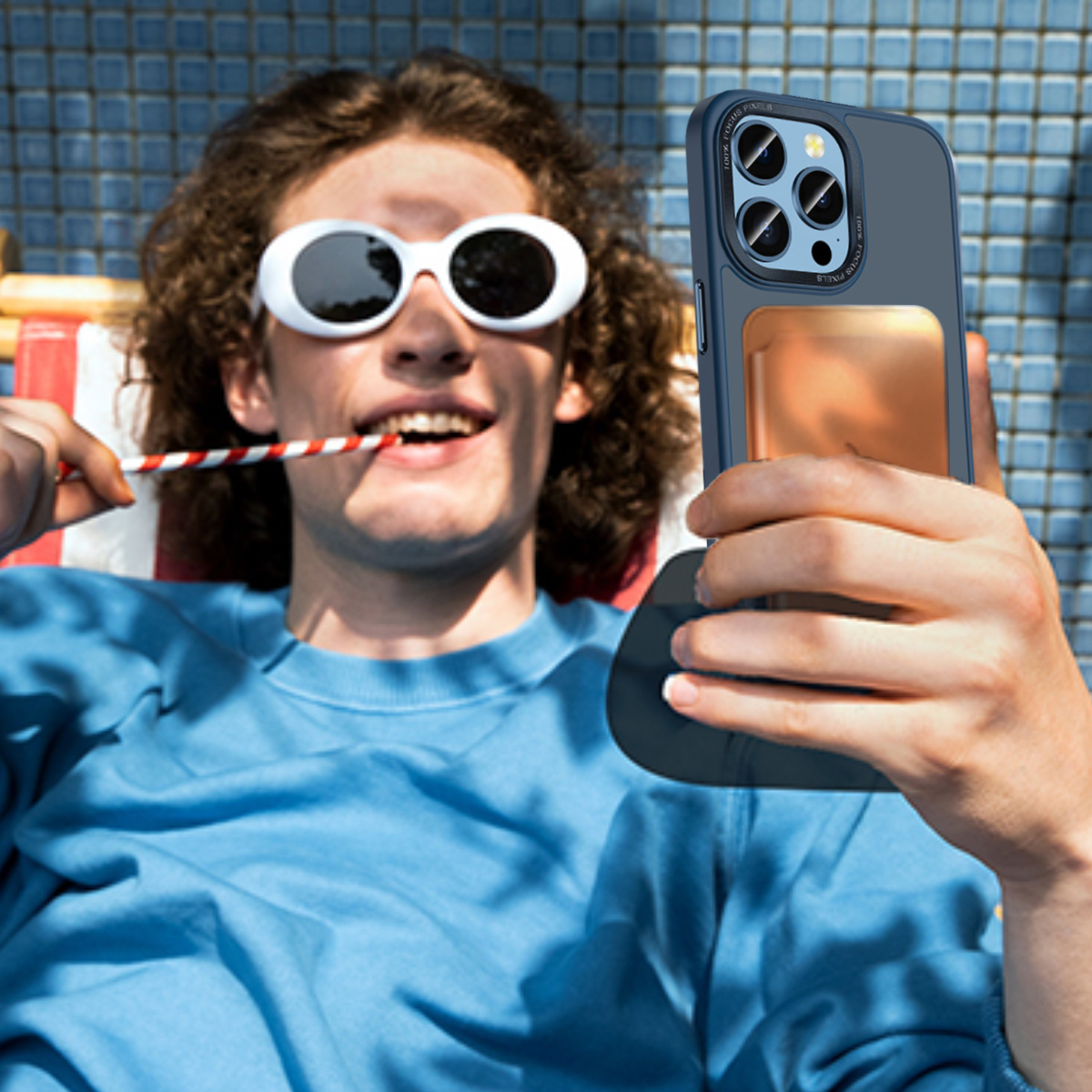 Ein Mann macht ein Selfie mit einem Telefon in einer Hülle, auf einer Liege liegend.