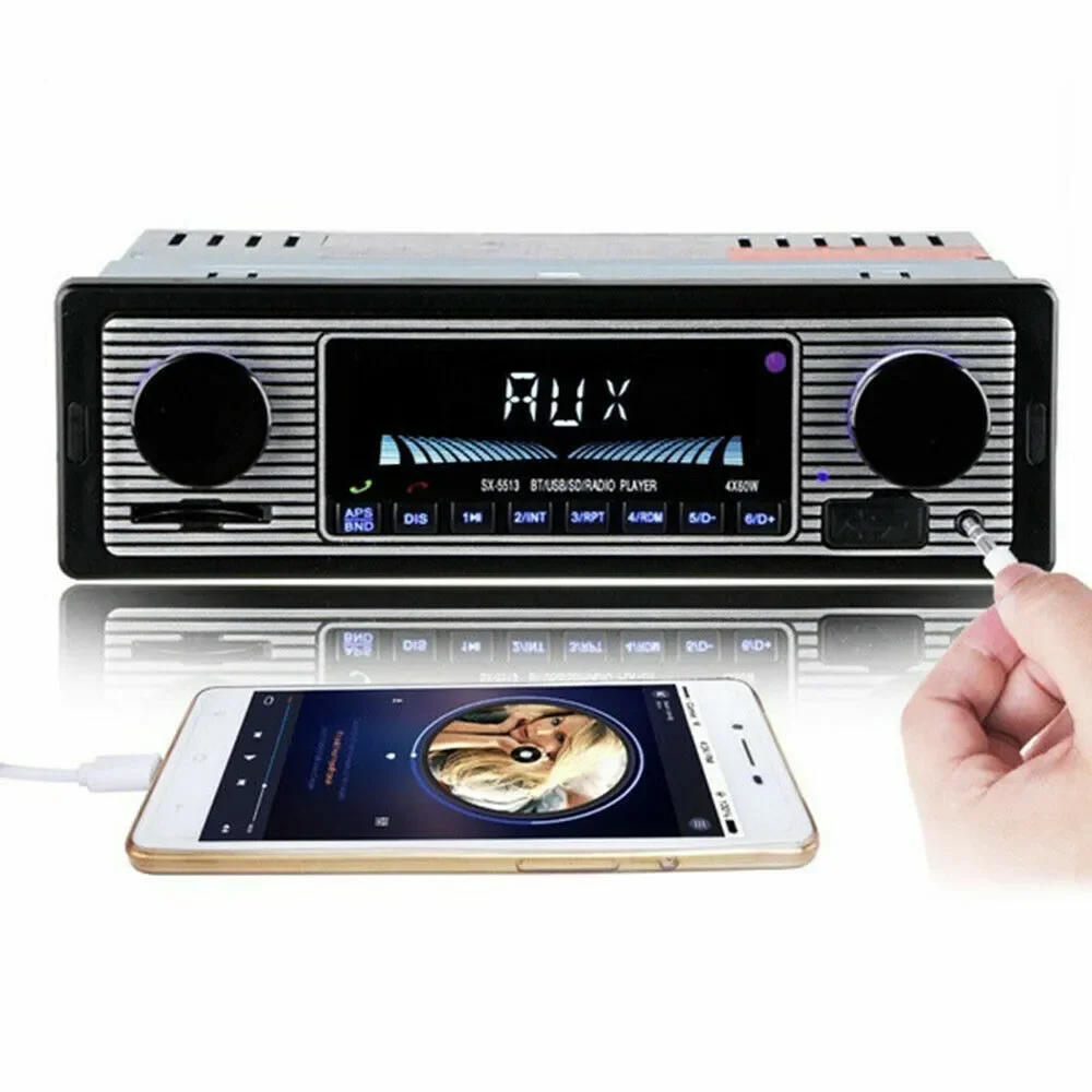 Autoradio mit Digitalanzeige und Smartphone, das über Kabel verbunden ist. Hand hält einen Stecker.