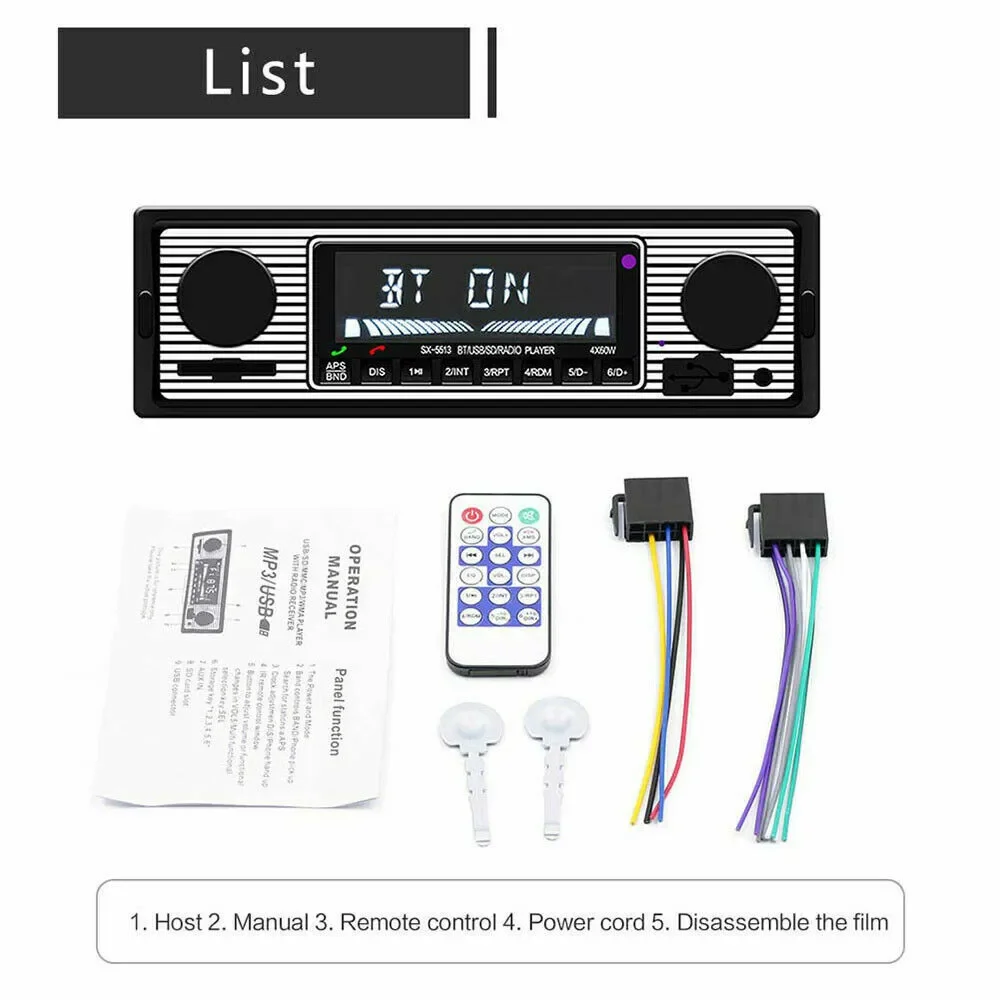 Ein Autoradio, eine Fernbedienung und Zubehör angeordnet. Das Radio hat ein Display und Knöpfe.