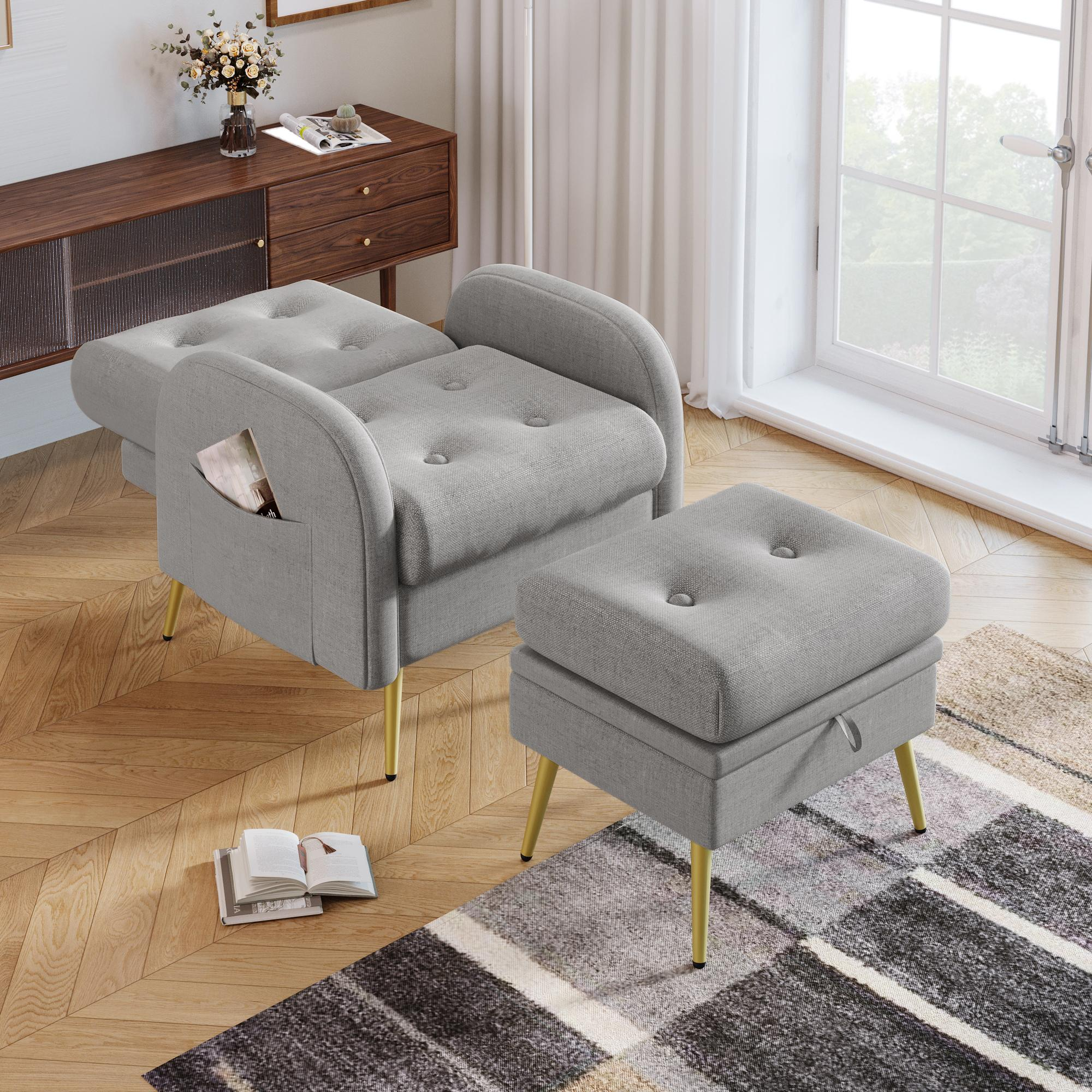 Ein grauer Sessel und Hocker mit goldenen Beinen auf einem gemusterten Teppich. Im Hintergrund ein Fenster und ein Holzschrank.