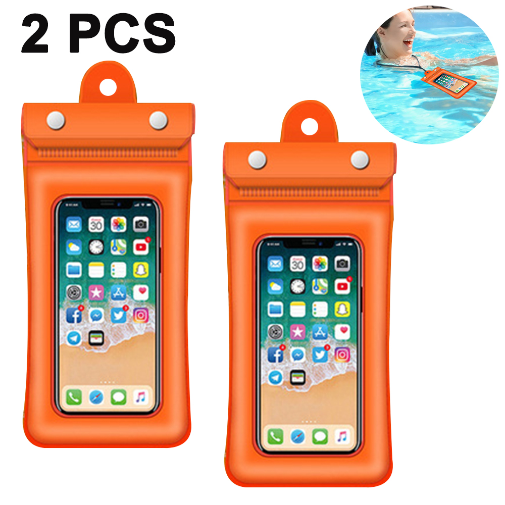 Zwei orangefarbene wasserdichte Handyhüllen mit Handys darin. Eine Frau schwimmt in einem Pool mit einem Handy in einer Hülle.