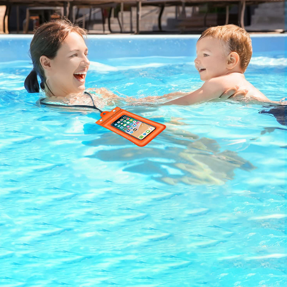 Frau und Kind im Pool, Telefon in orangefarbener wasserdichter Hülle.