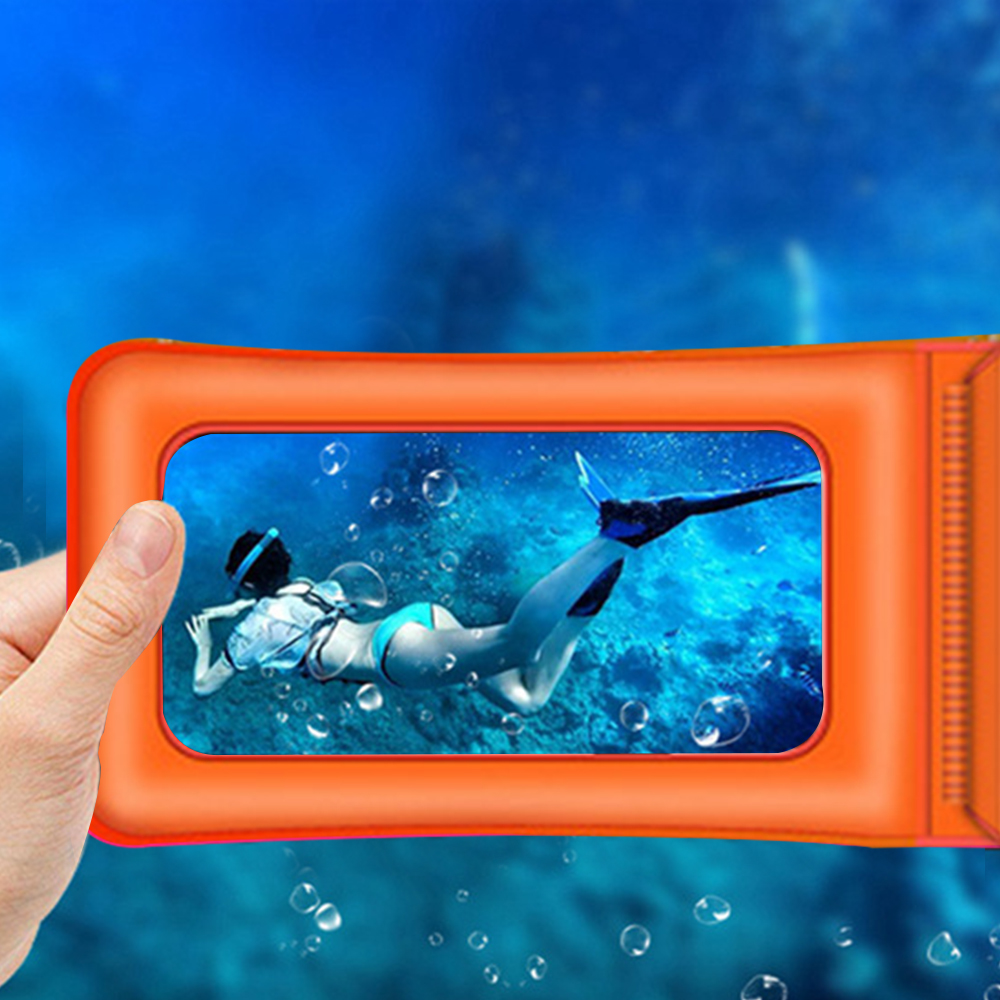 Person hält eine orangefarbene, wasserdichte Handyhülle mit einem Taucher im Inneren des Ozeans.