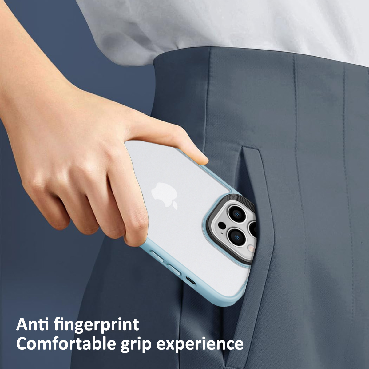 Hand hält Telefon in einer Tasche. Telefon hat eine transparente Hülle, blaue Akzente und ein Apple-Logo.