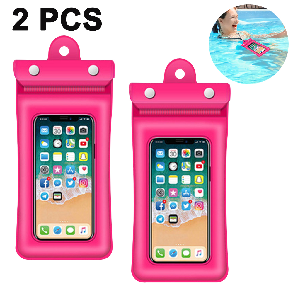 Zwei pinke wasserdichte Handyhüllen mit Handys darin. Eine Frau schwimmt im Wasser.