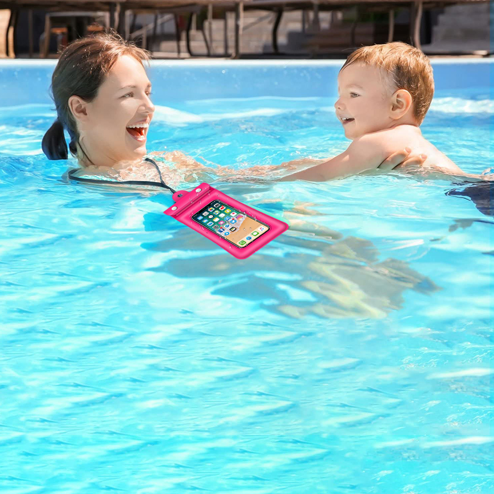 Eine Frau und ein Kind in einem Pool, mit einem Telefon in einer pinken wasserdichten Hülle.
