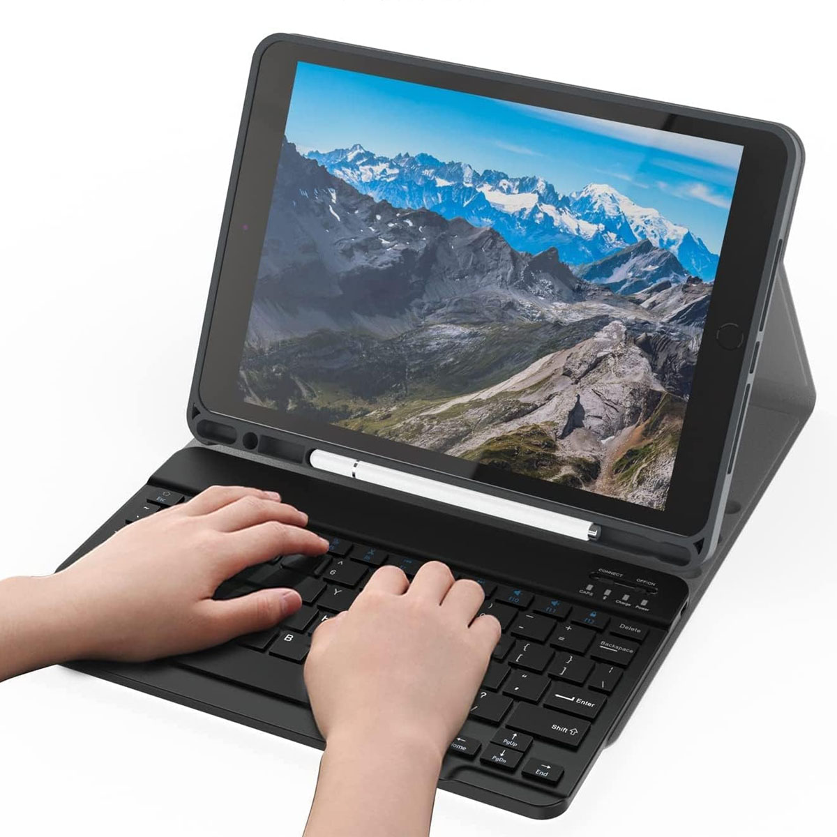 Ein Tablet mit angeschlossener Tastatur, das eine Berglandschaft zeigt.
