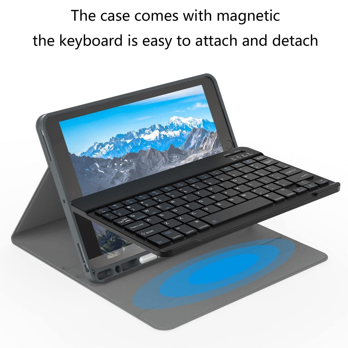 Tablet in einer Hülle mit angeschlossener Tastatur. Berge auf dem Bildschirm. Hülle ist offen.