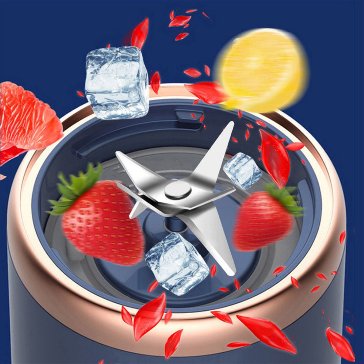 Mixer mit Früchten und Eiswürfeln im Inneren, mit sichtbaren Klingen.