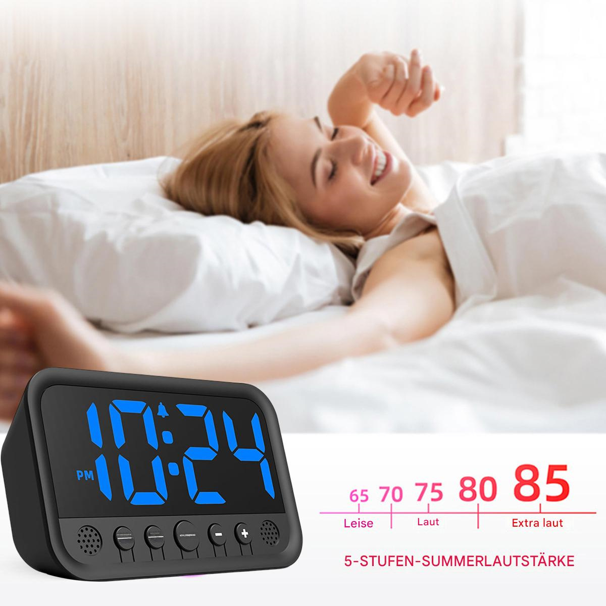 Uhr mit 22:24 Uhr. Eine Frau lächelt im Bett im Hintergrund.