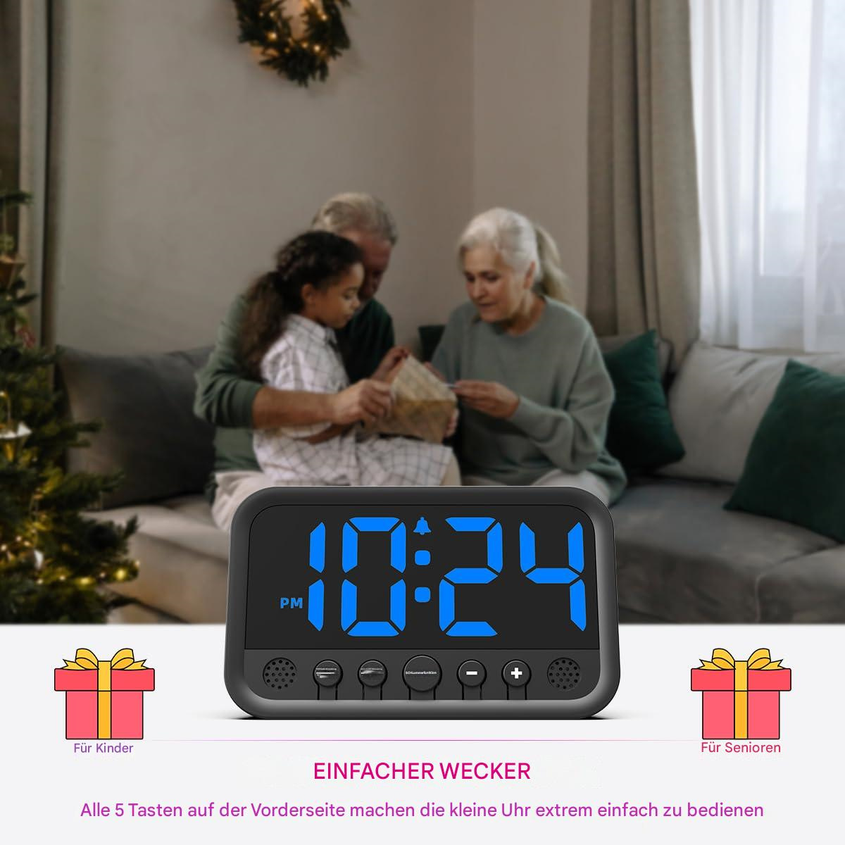 Ein älteres Ehepaar und ein Kind betrachten einen digitalen Wecker. Er zeigt die Uhrzeit 22:24 Uhr an.