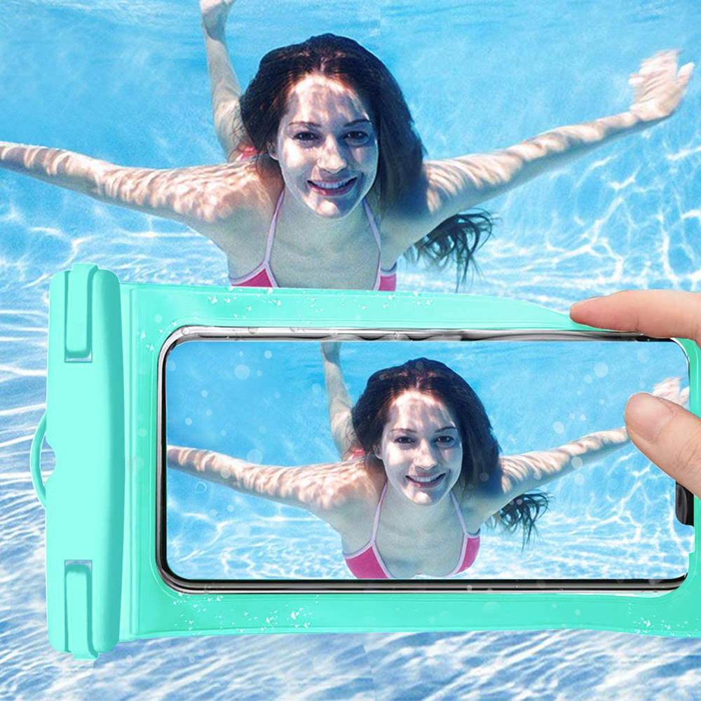 Eine Frau schwimmt unter Wasser mit ihrem Telefon in einer wasserdichten Hülle. Das Telefon zeigt dasselbe Bild.