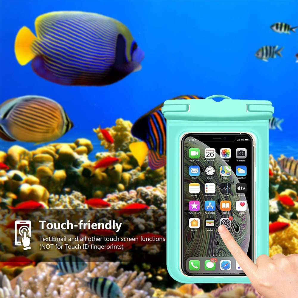 Smartphone in wasserdichter Hülle unter Wasser. Fische im Hintergrund. Bildschirm zeigt Apps.
