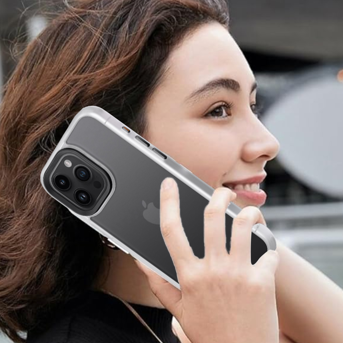 Frau hält Telefon in klarer Hülle, lächelnd. iPhone-Hülle mit drei Kameras.