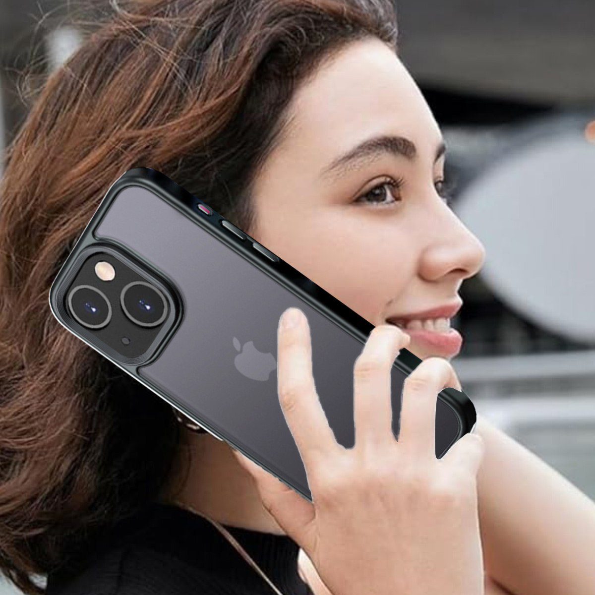 Frau hält schwarze iPhone-Hülle, Nahaufnahme ihres Gesichts. Hülle hat durchsichtige Rückseite.