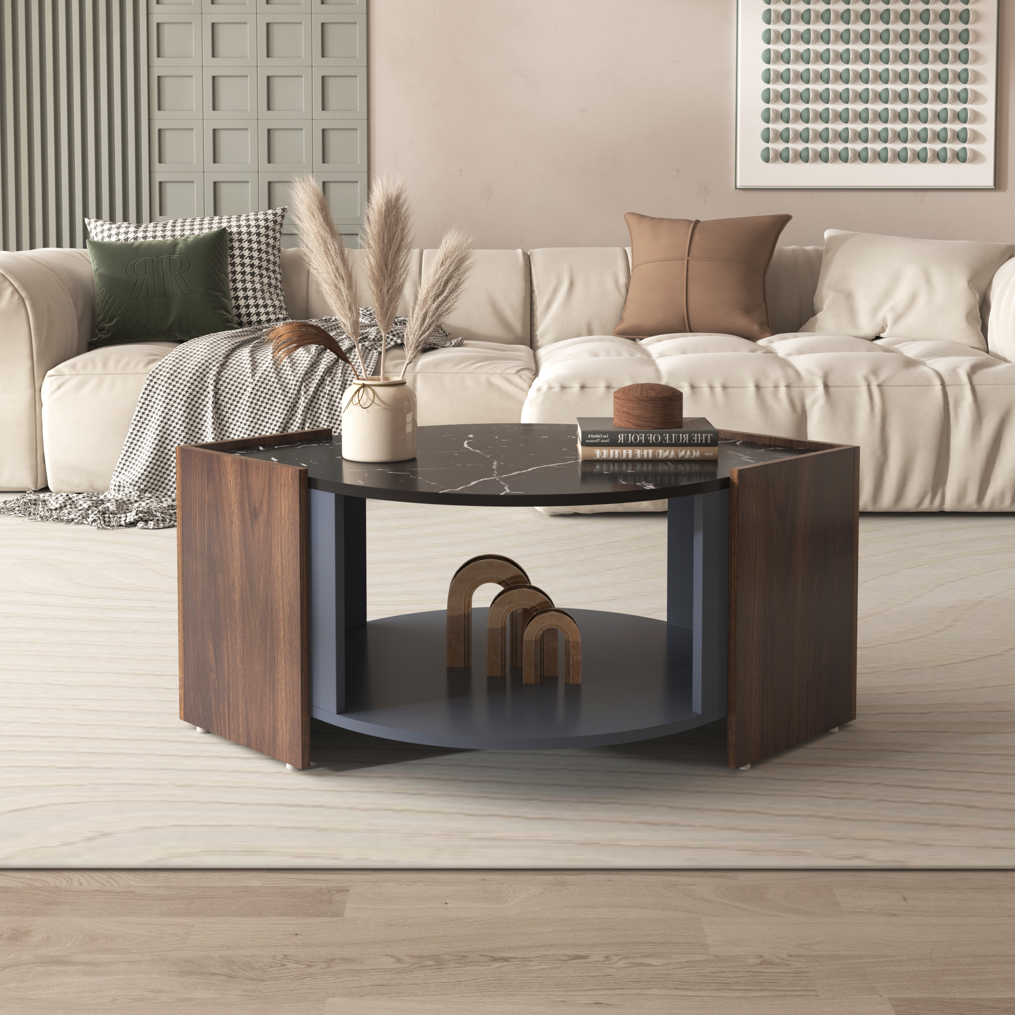 Wohnzimmer mit Couchtisch, Vase, Dekorationsgegenständen und einem Sofa.